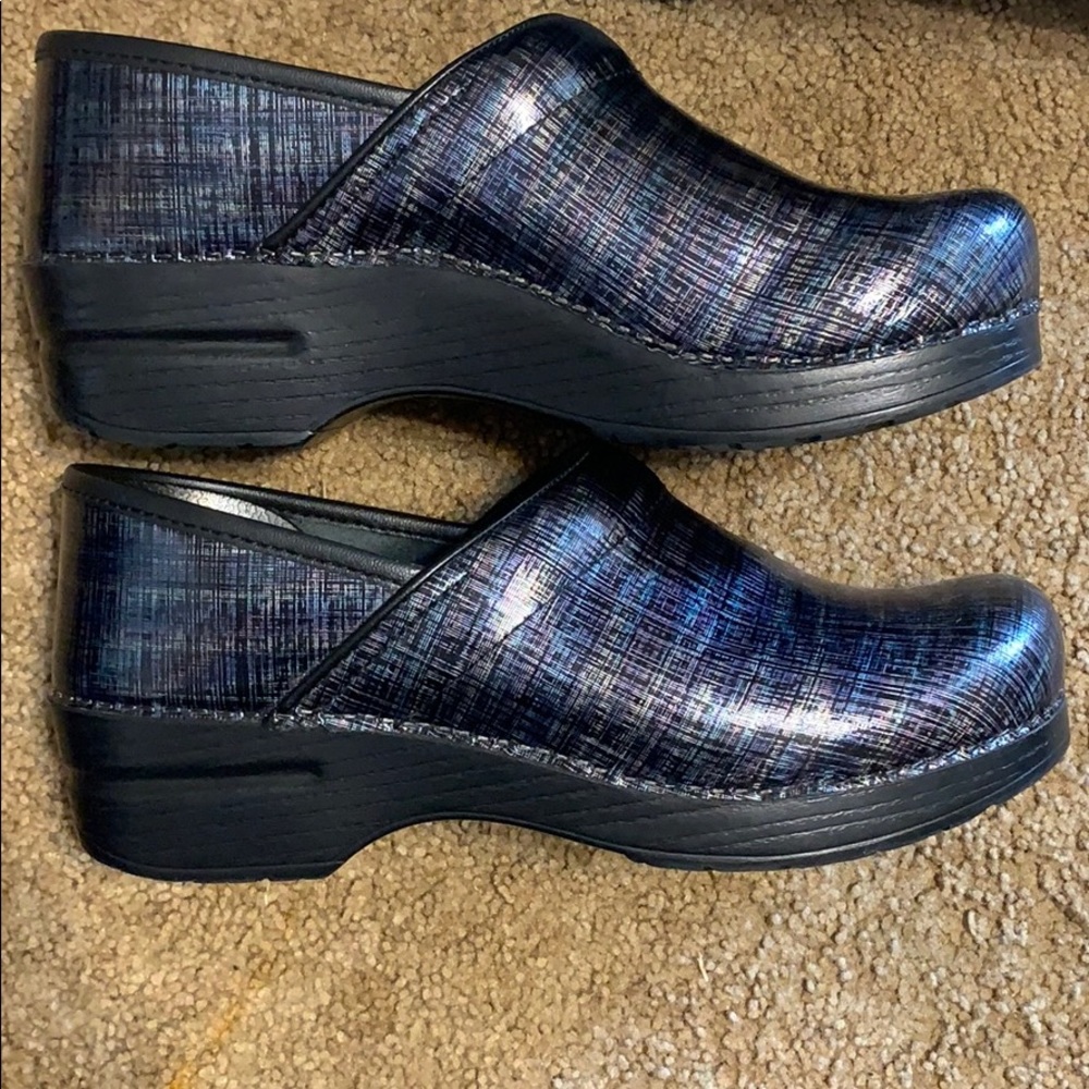 Size 39 Dansko Professional Shoes in Linen Patent